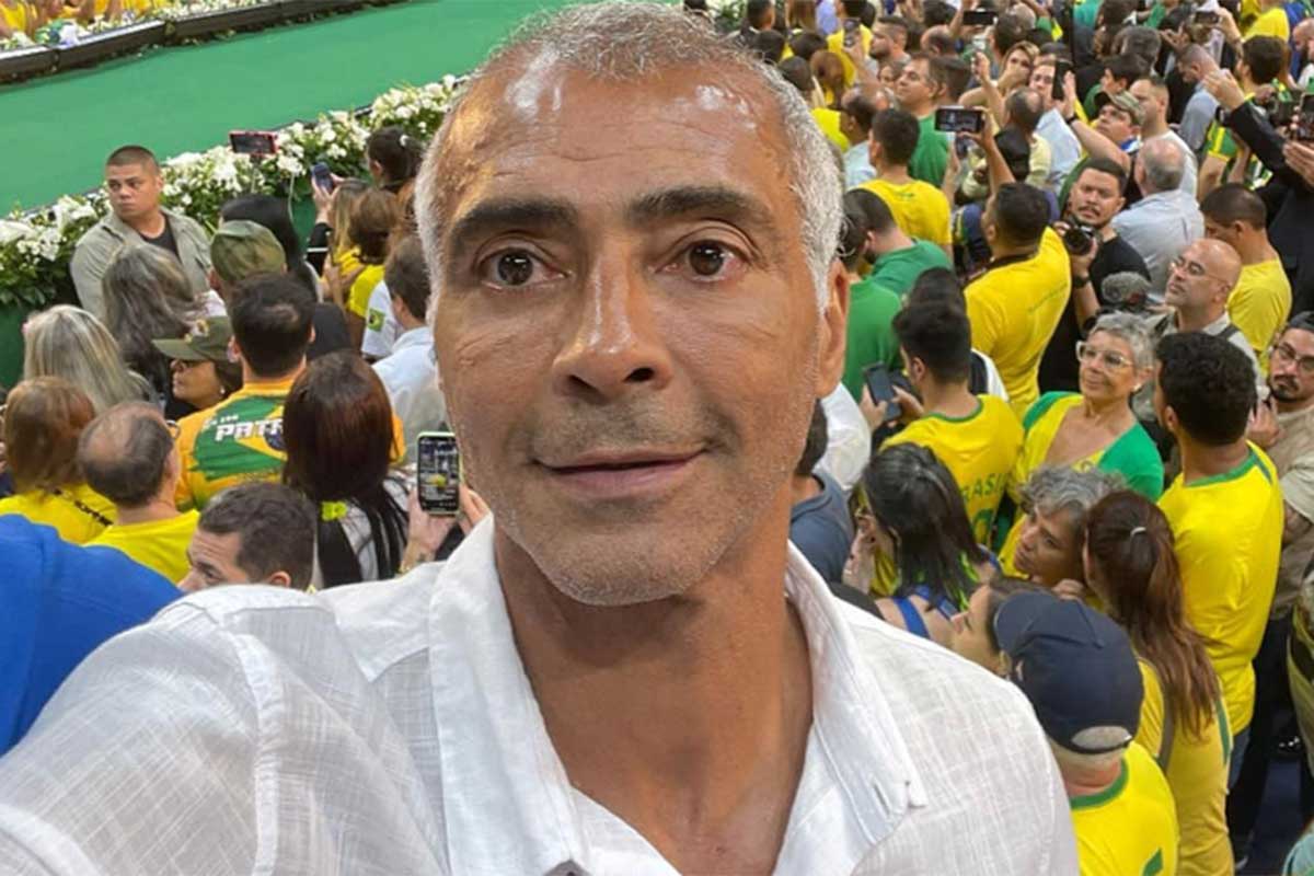 Selfie de Romário com torcida no campo de futebol Maracanãzinho