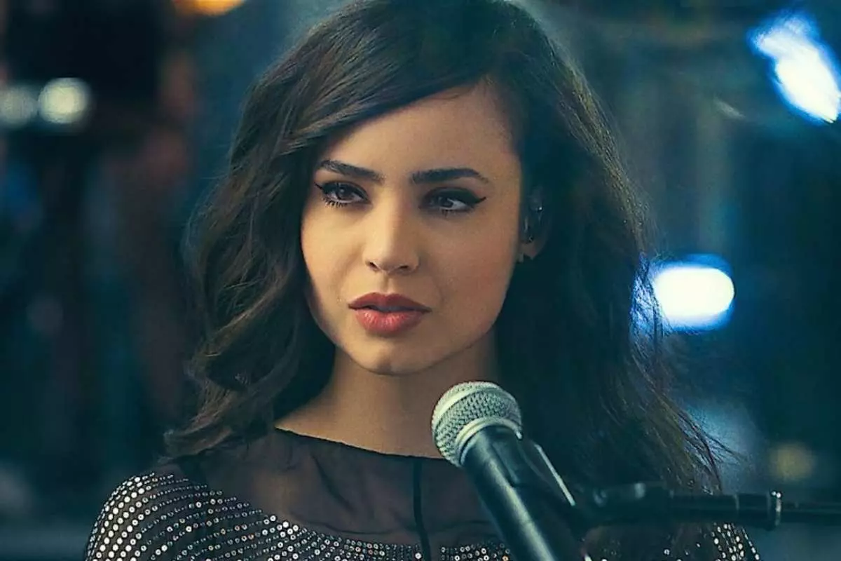 Sofia Carson como Cassie em "Continência ao Amor"