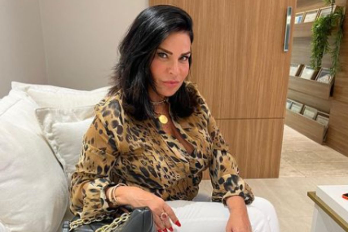 Solange Gomes com blusa de onça em suas redes