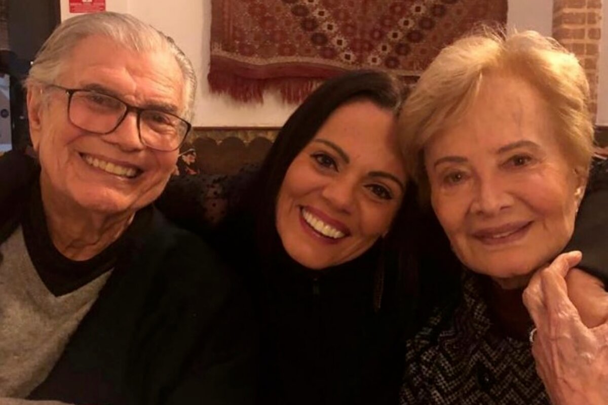 Tarcísio Meira, Mocita Fagundes e Gloria Menezes, abraçados, sorrindo