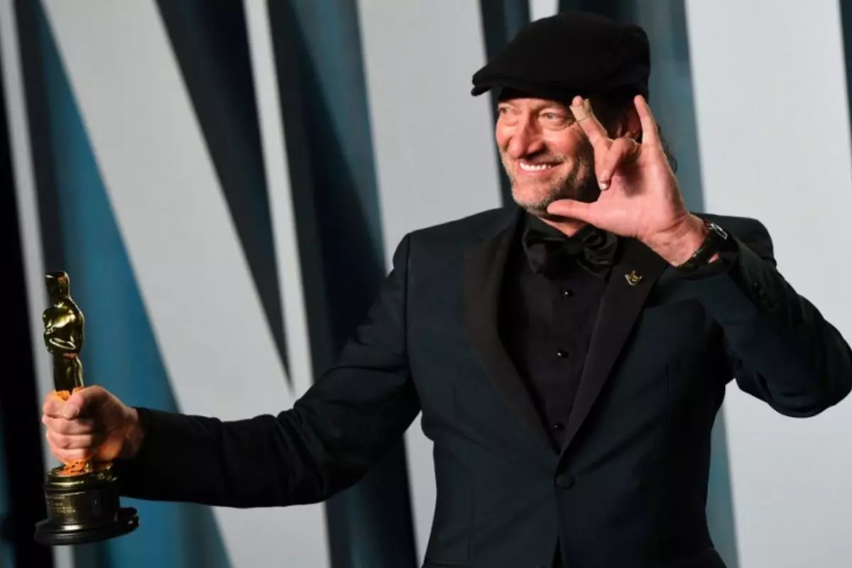 Troy Kotsur com o troféu do Oscar