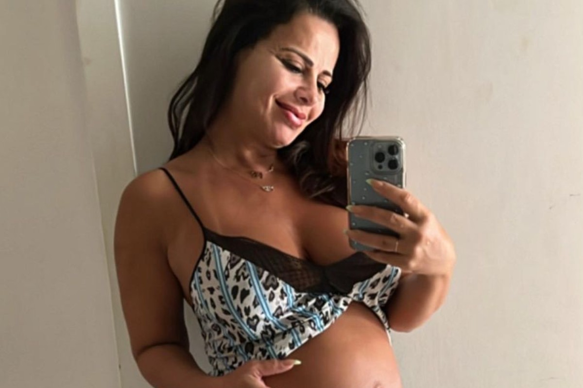viviane araujo posando em selfie com barriga de gravida à mostra