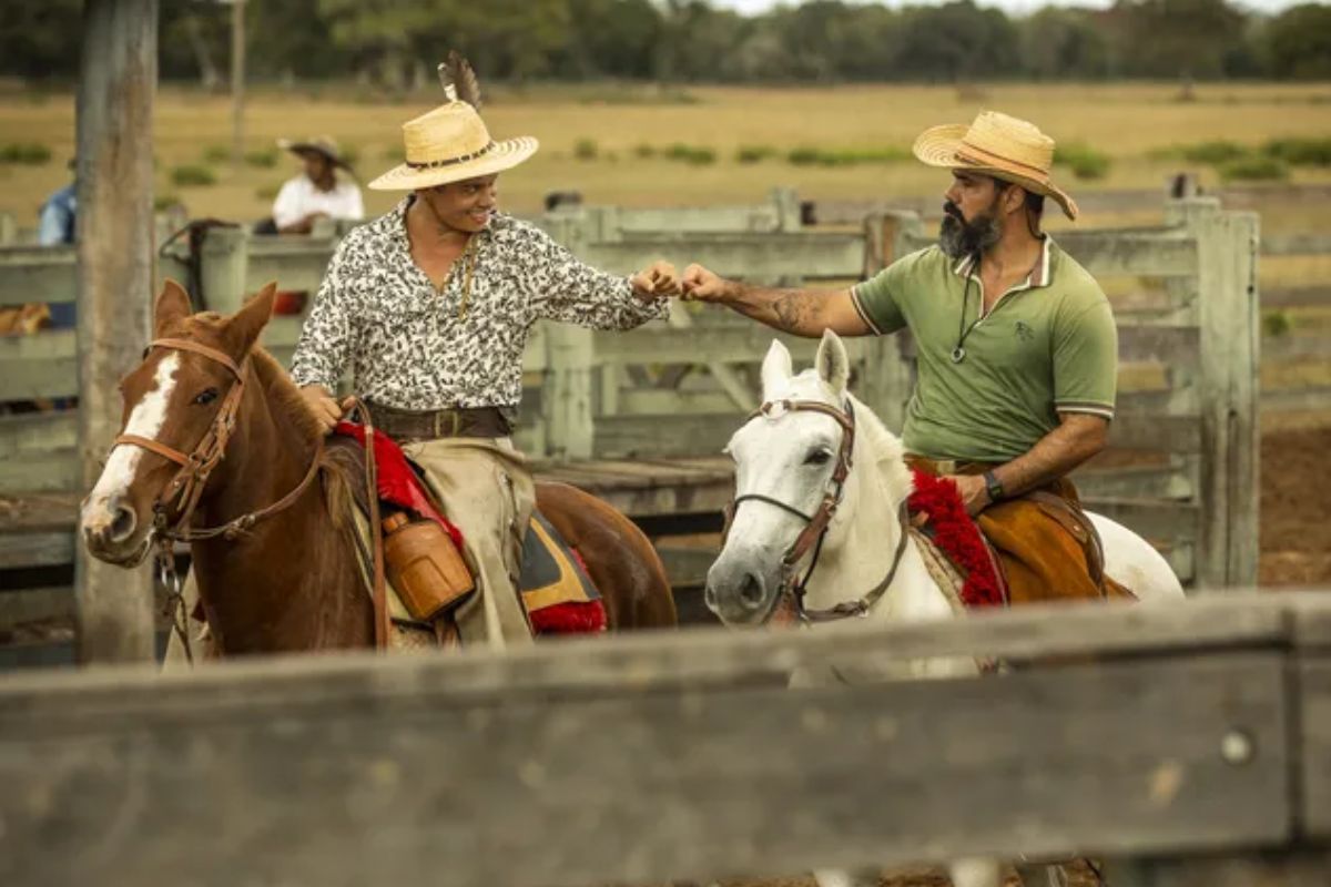 Zaquieu (Silvero Pereira) todo feliz, montado à cavalo, para comitiva em Pantanal