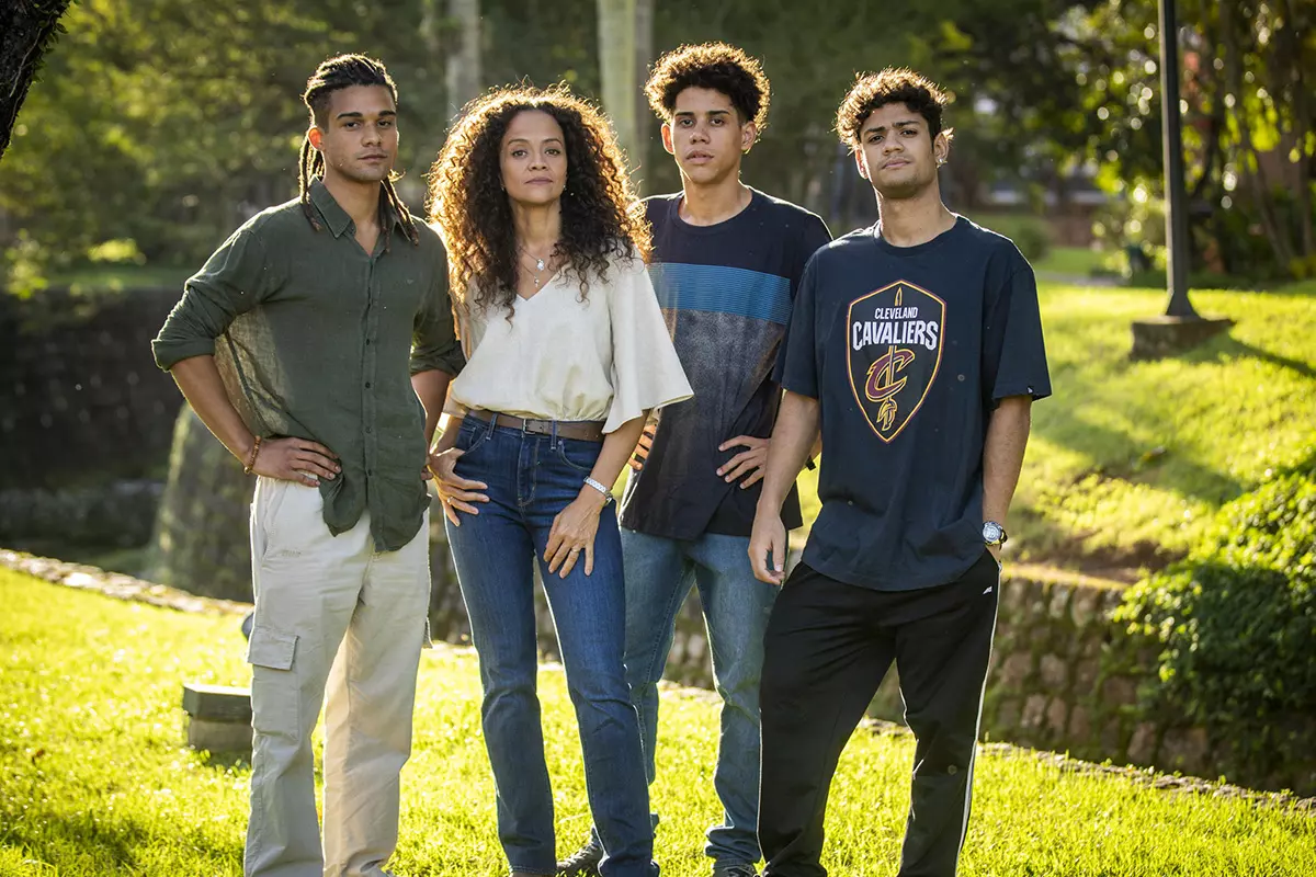 Zuleica (Aline Borges) e os filhos em Pantanal
