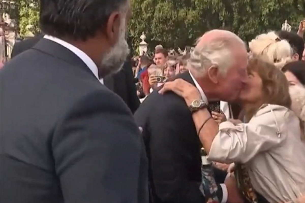 Rei Charles ganha beijo de fa
