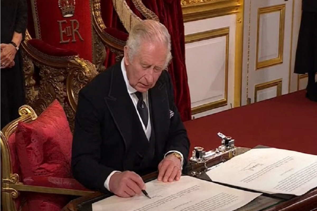 Charles III assinando documento na proclamacao como rei