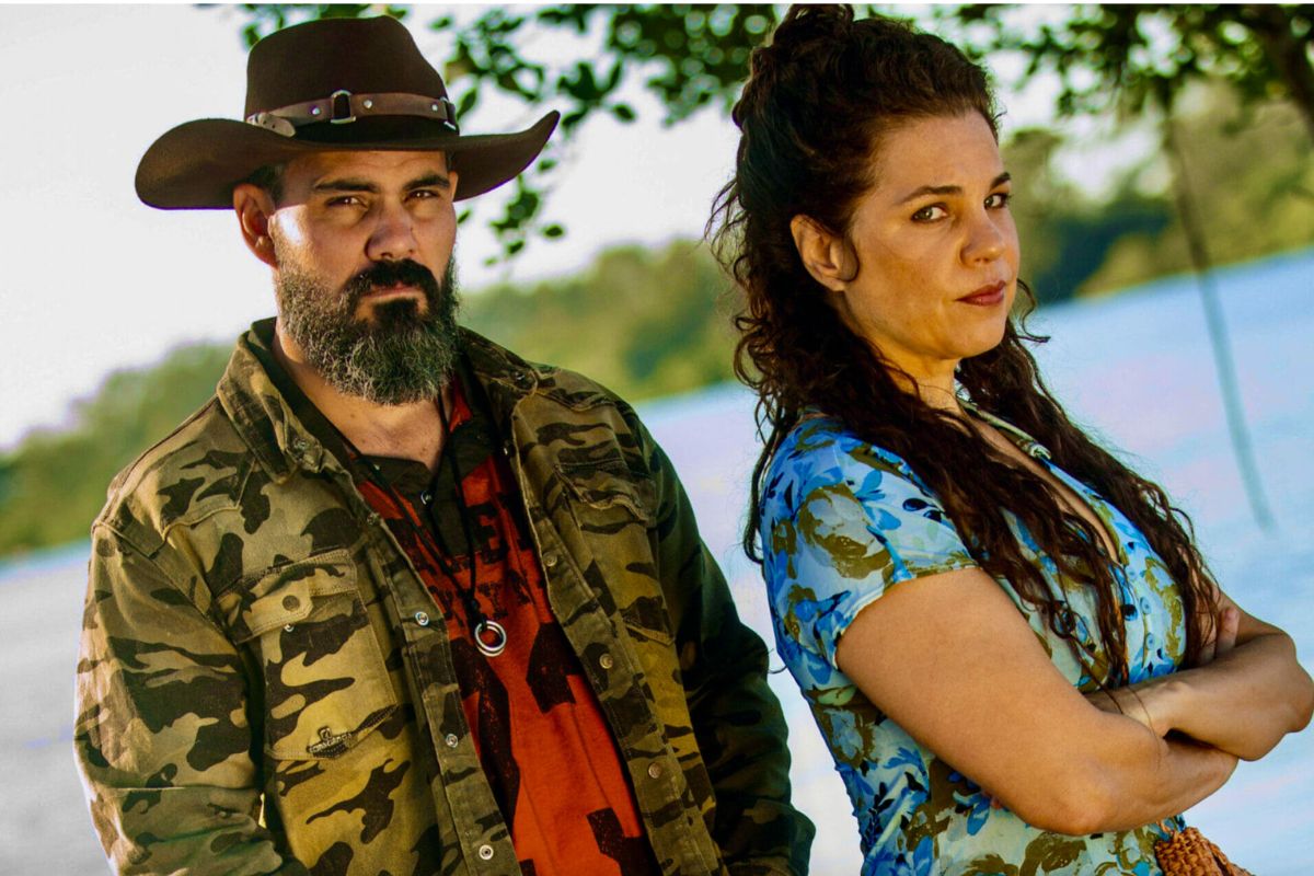 Alcides (Juliano Cazarré) e Maria (Isabel Teixeira) embaixo de uma árvore em cena de Pantanal