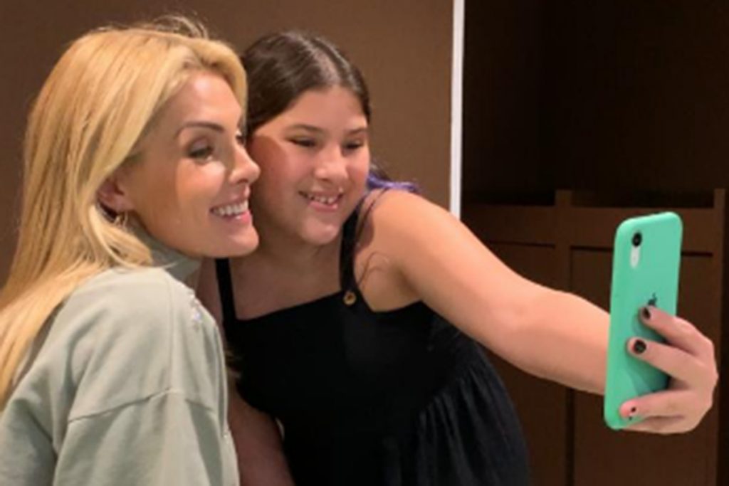 Ana Hickmann esbanja simpatia em aeroporto