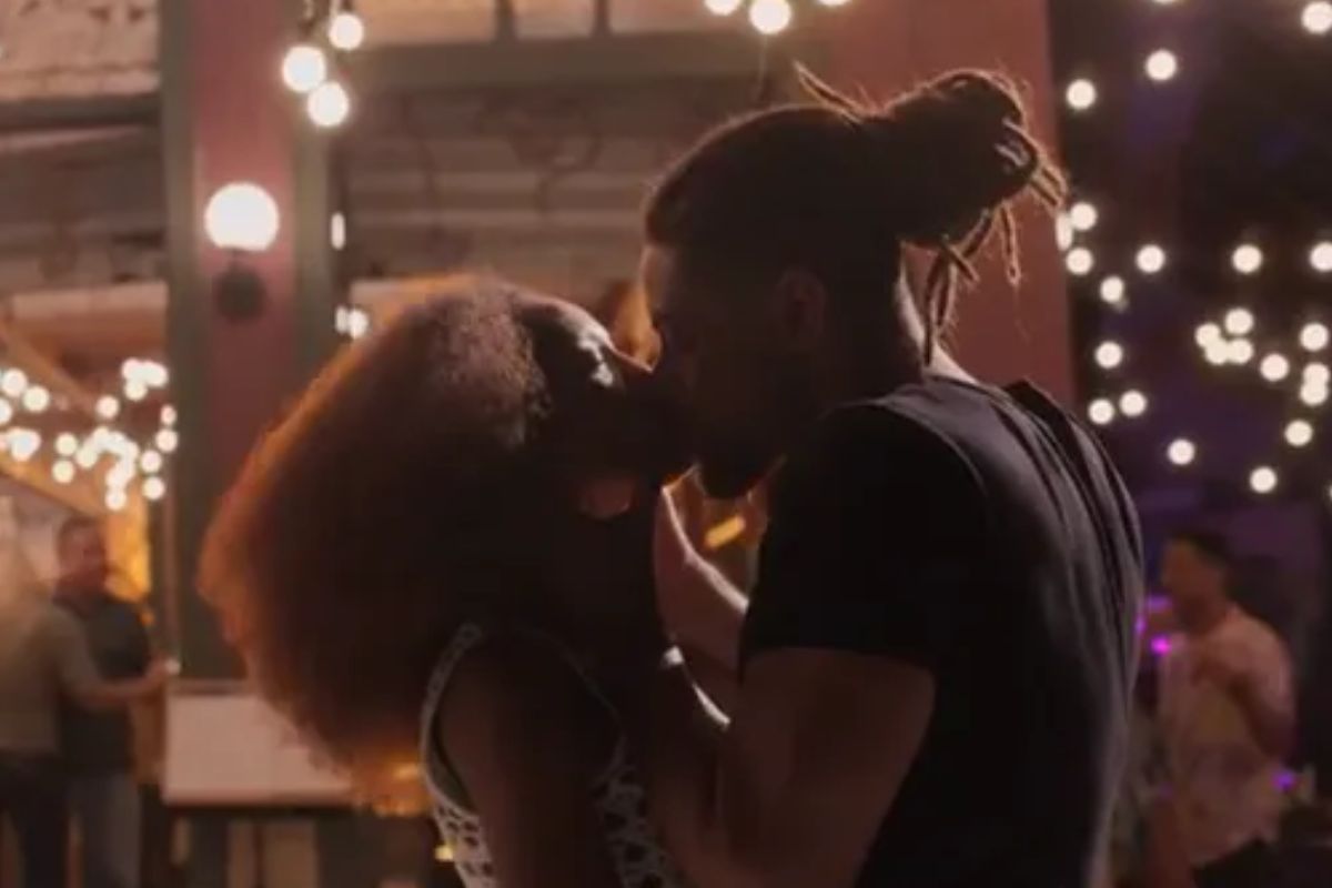 Anita (Taís Araújo) e Ítalo (Paulo lessa) trocam beijão em cena de Cara e Coragem
