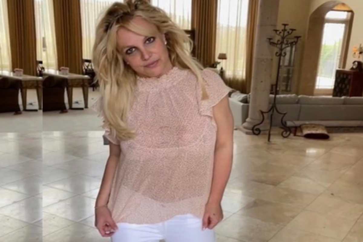 Britney Spears na sala de sua casa