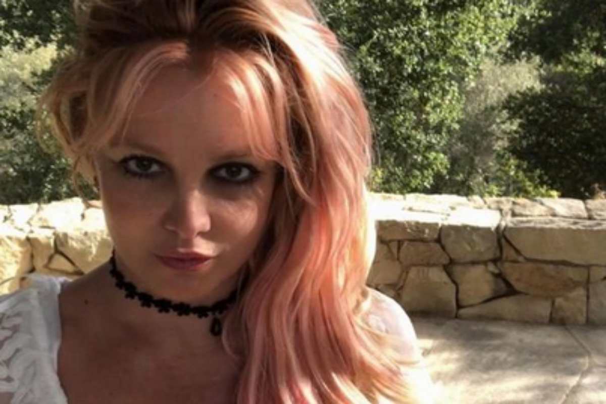 Britney Spears com cabelo rosa