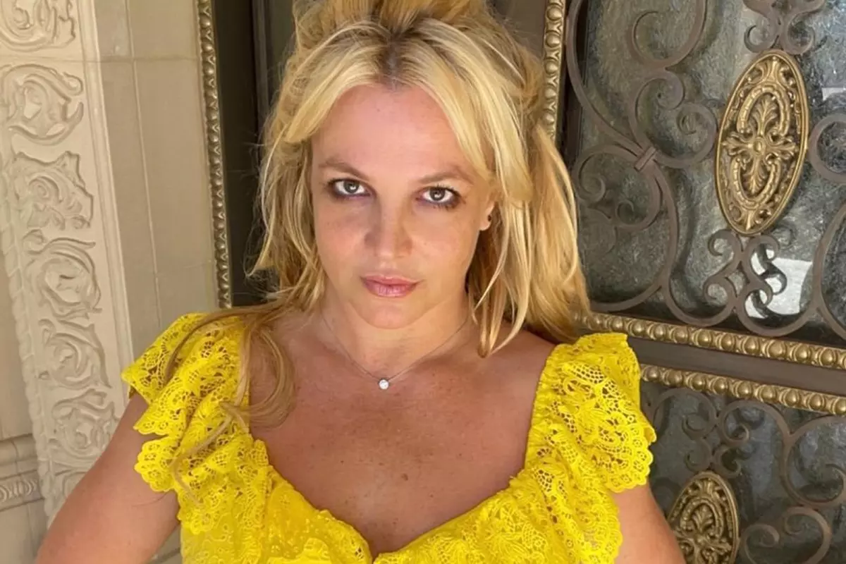 Britney Spears aparece de topless e manda recado para os filhos