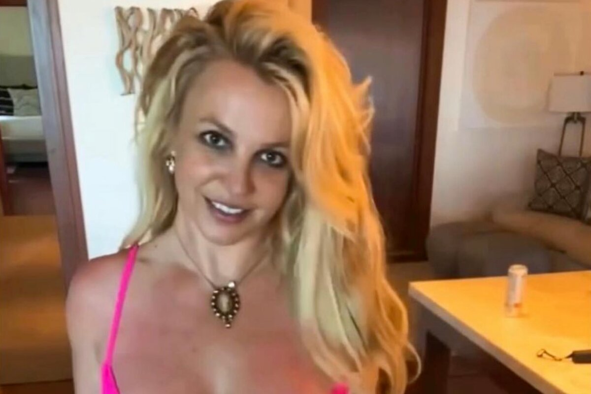 Britney Spears de biquíni cor de rosa, cabelo solto