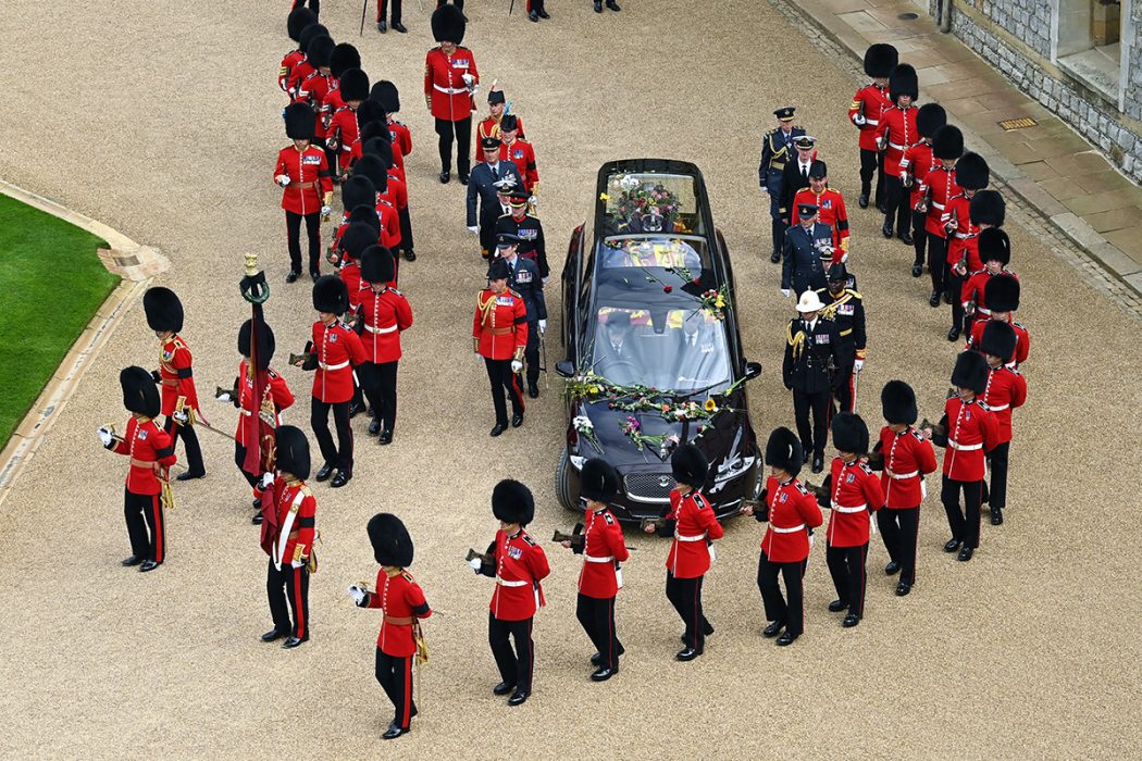 Corpo De Rainha Elizabeth Ii Chega Ao Palácio De Windsor