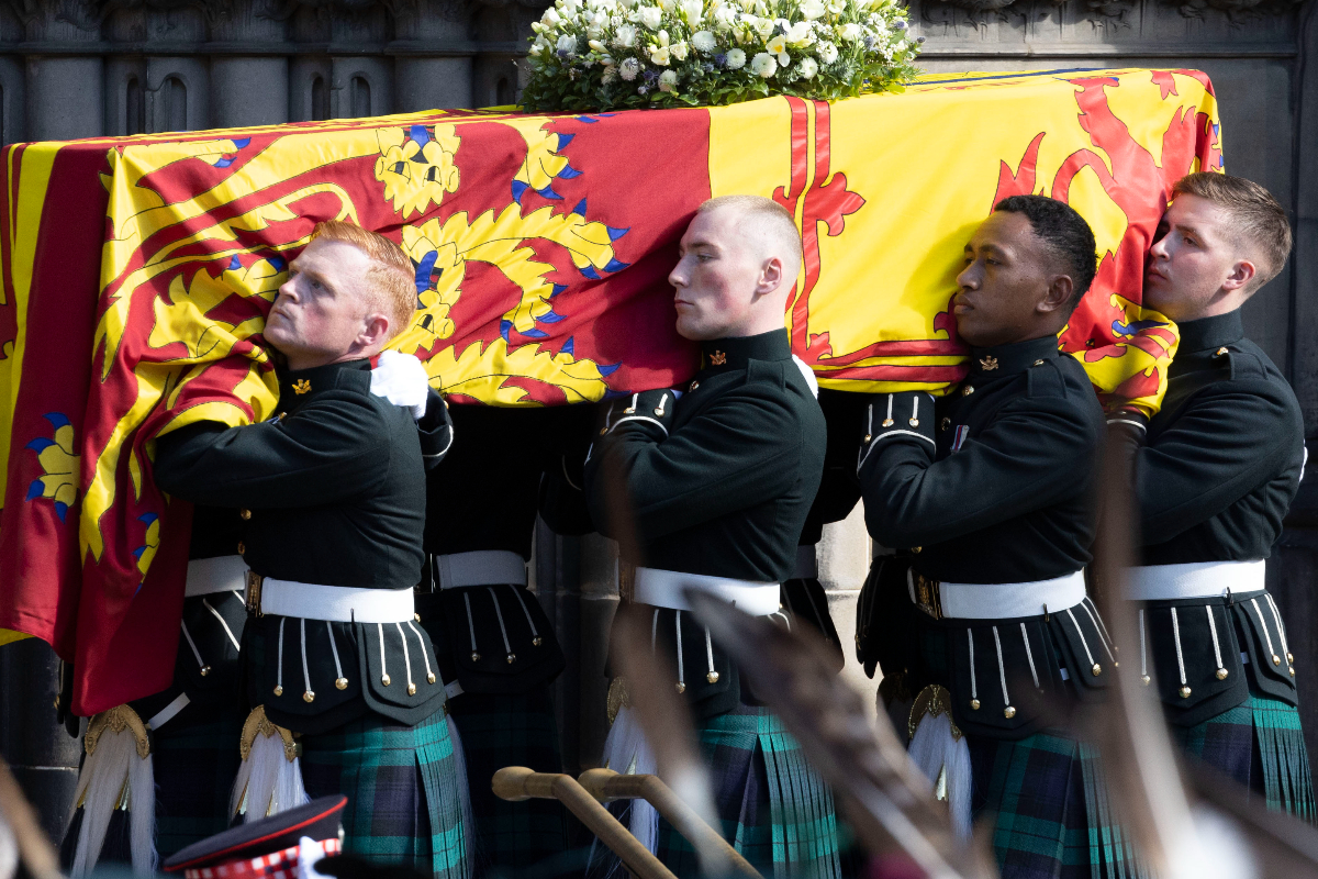 O caixão da rainha Elizabeth II chega a um serviço na Catedral de St.Giles em Edimburgo, Reino Unido