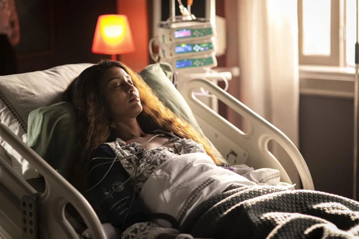 Clarice (Taís Araujo) em cena de Cara e Coragem, na cama do hospital