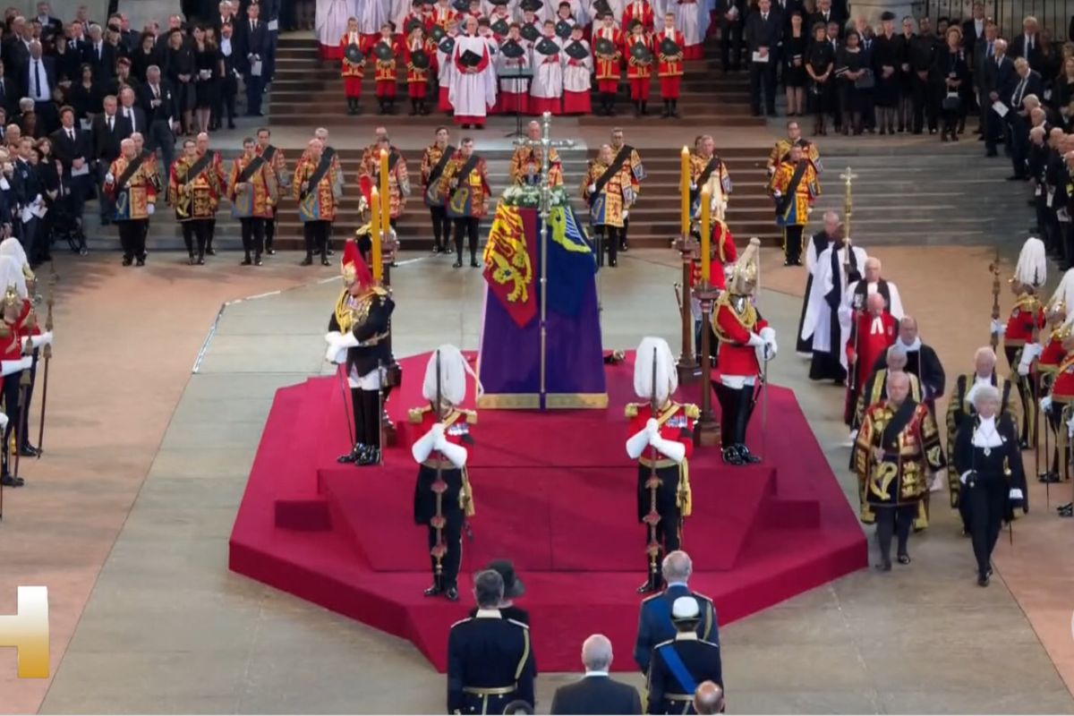 Corpo da Rainha Elizabeth II chega a Westminster