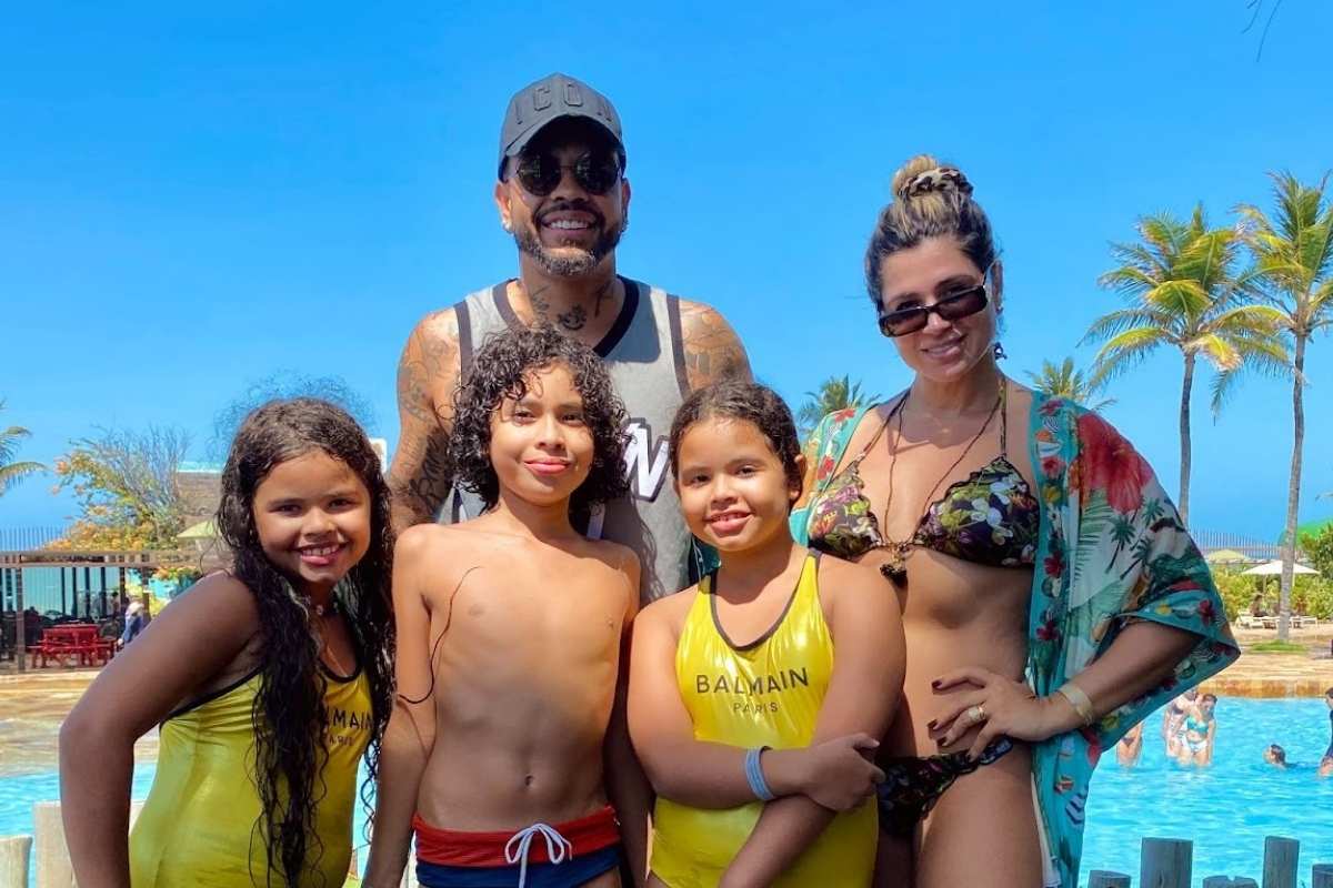 Dentinho e Dani Souza posam para foto ao lado dos filhos em parque aquático