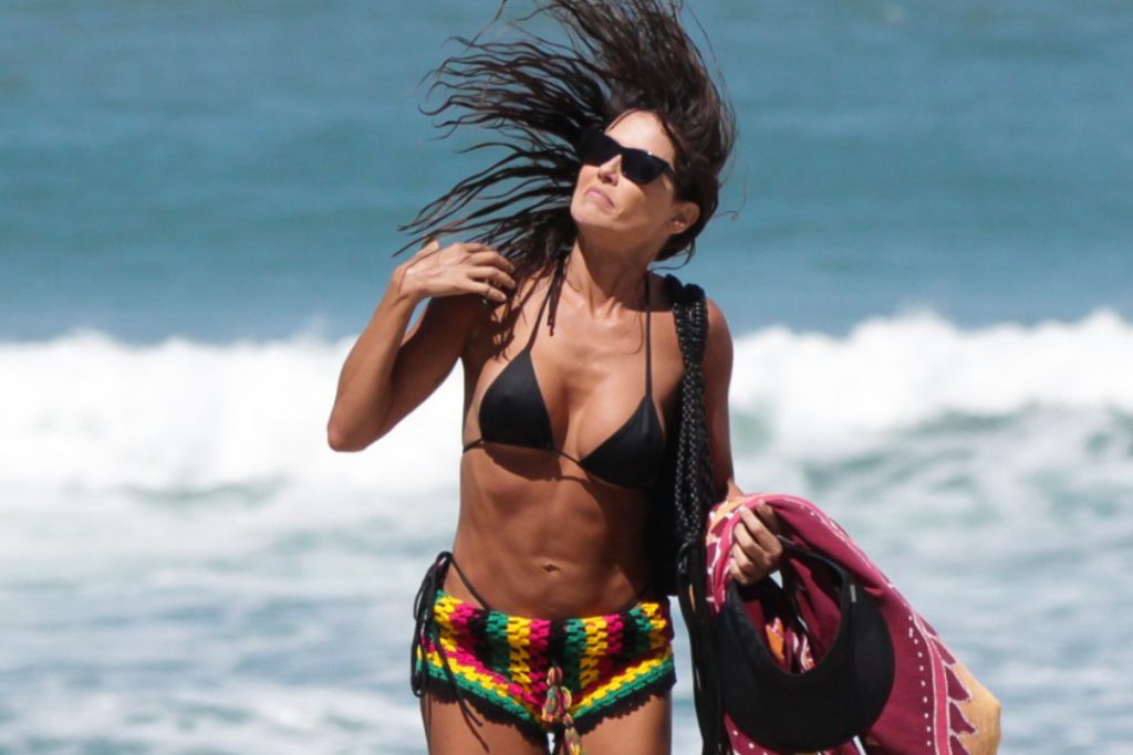 Deborah Secco em dia de praia