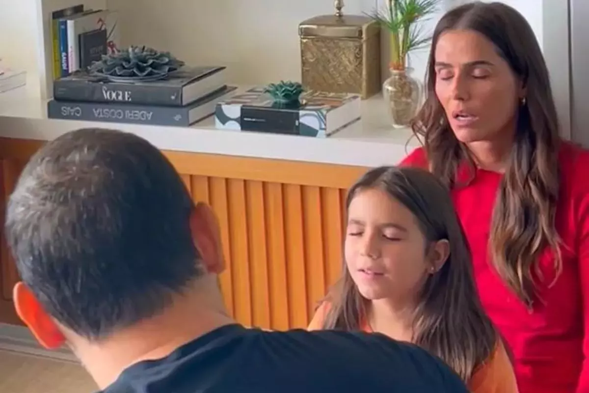 Deborah Secco e a filha, Maria Flor, em uma sessão de hipnose