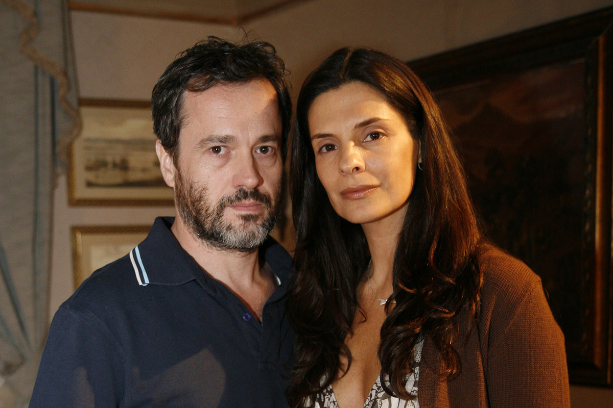 Elias (Leonardo França) e Dedina (Helena Ranaldi) em A Favorita