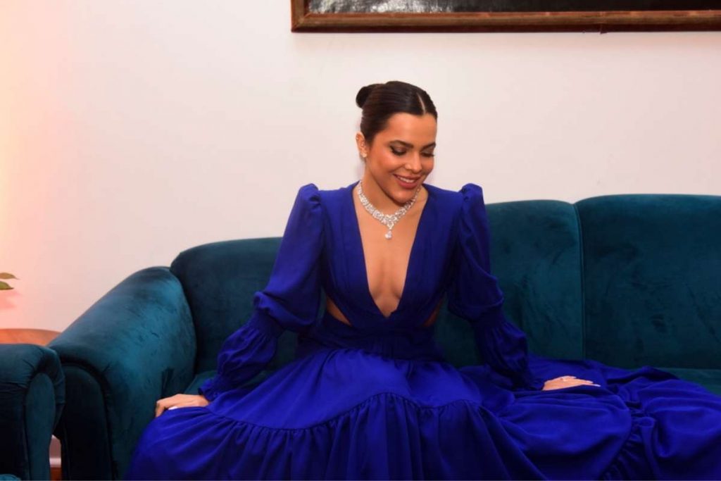 Emilly Araujo com vestido de gala