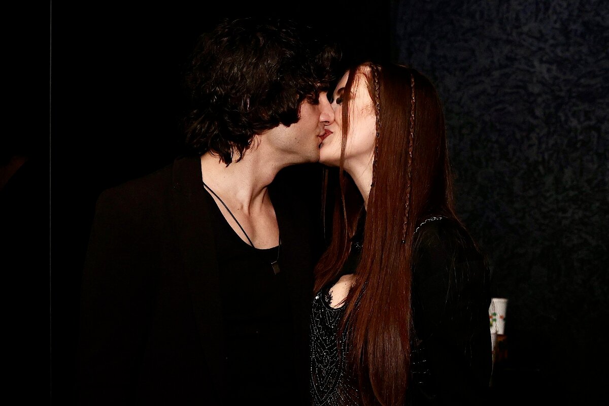 Fiuk beijando a namorada, ambos de roupa preta