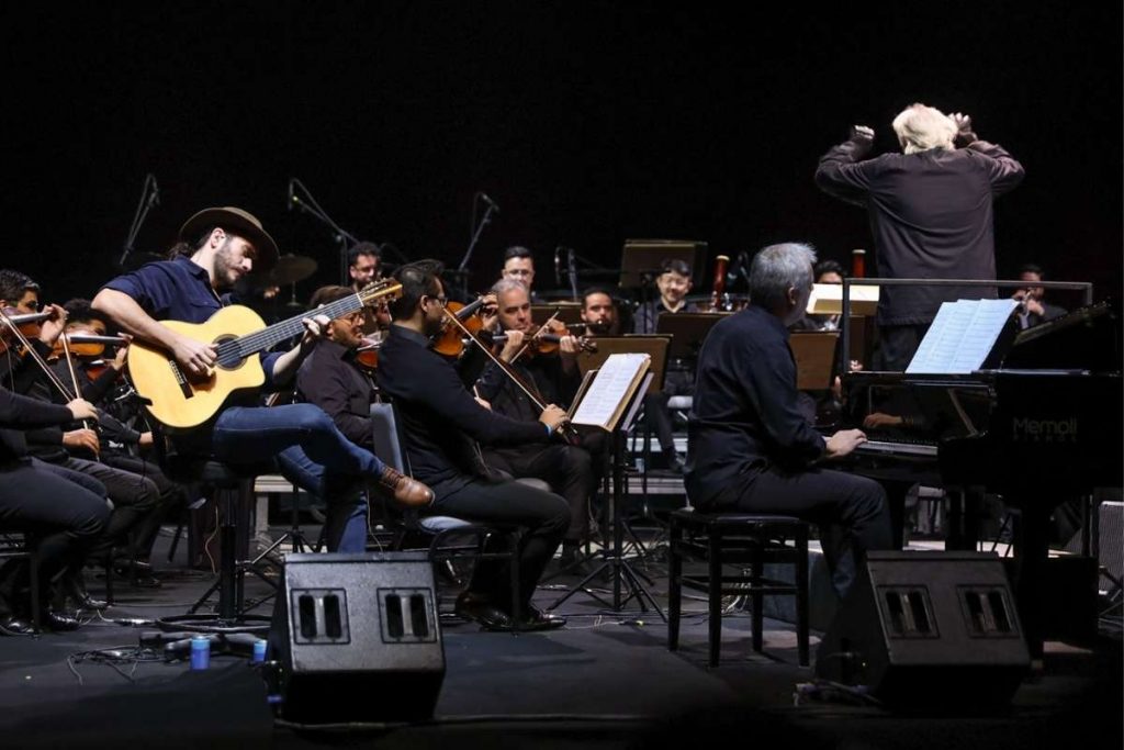 Gabriel Sater toca com Maestro João Carlos Martins