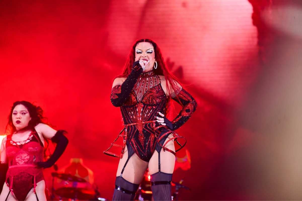 gloria groove com look vermelho em show no palco sunset do rock in rio 2022