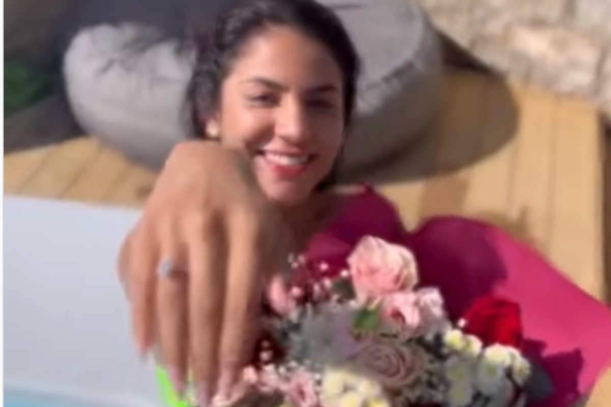 hariany almeida exibindo anel de noivado