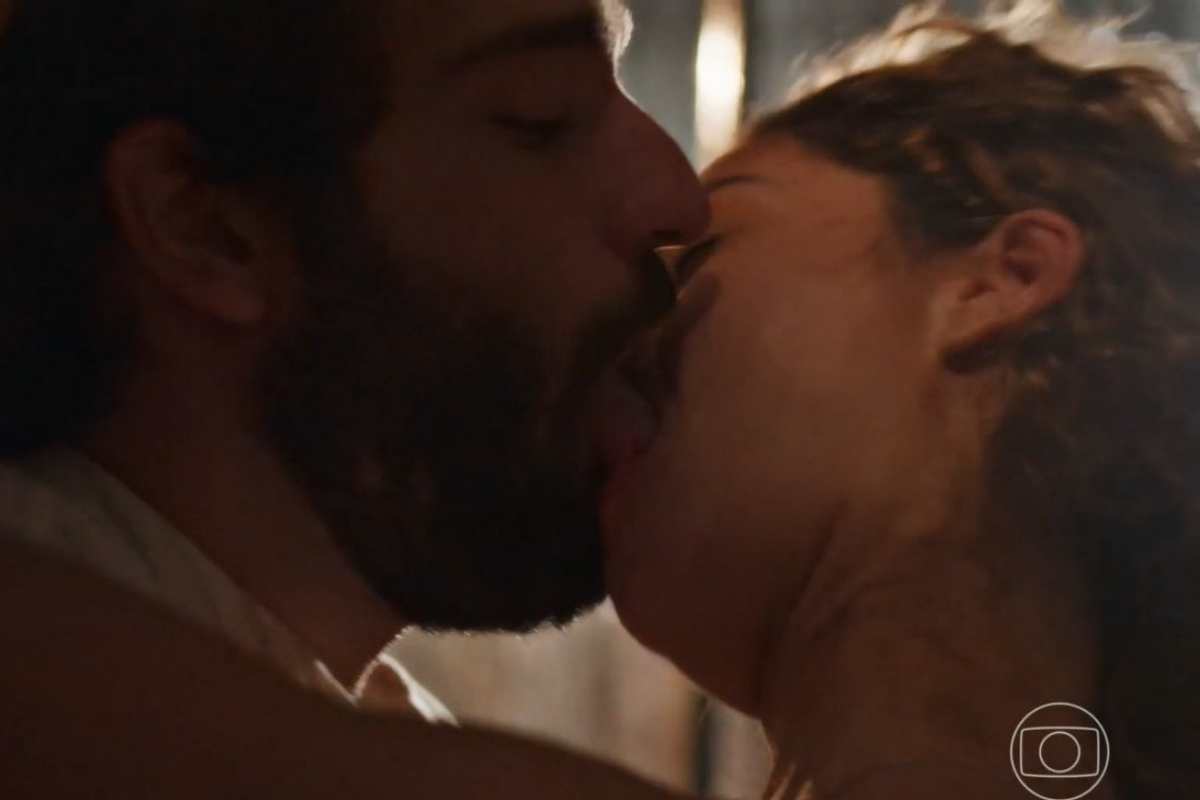 Humberto Carrão e Sophie Charlotte protagonizam beijão em novo teaser de 'Todas as Flores'