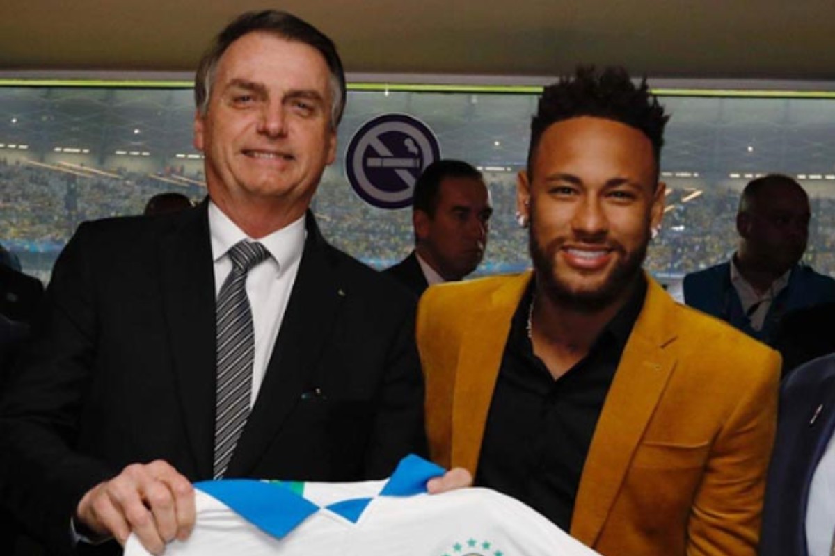 Neymar posando com Jair Bolsonaro no estádio do Mineirão