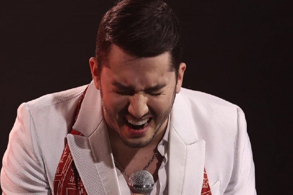Jonas Esticado cantando, com roupa estilo Elvis Presley