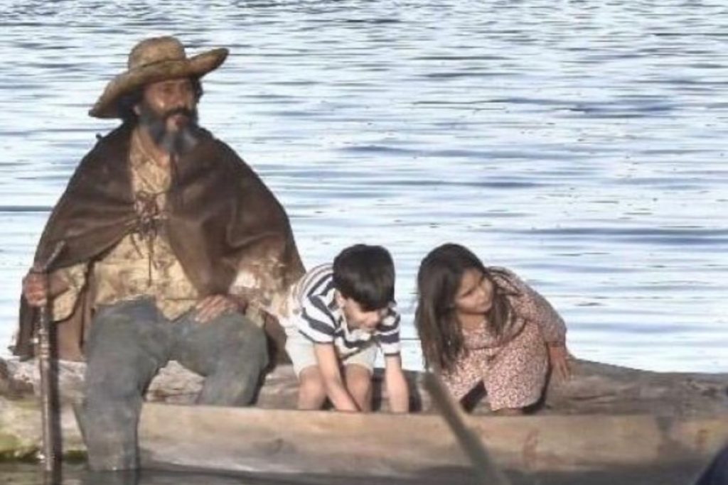 José Leôncio como Velho do Rio (Marcos Palmeira) encontra o neto e filho de Irma (Camila Morgado)