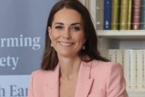 kate middleton sorridente em livraria