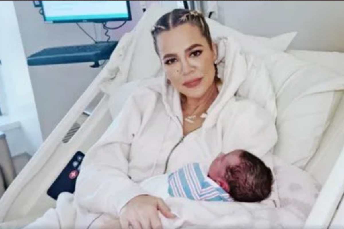 Khloe Kardashian segurando o segundo filho