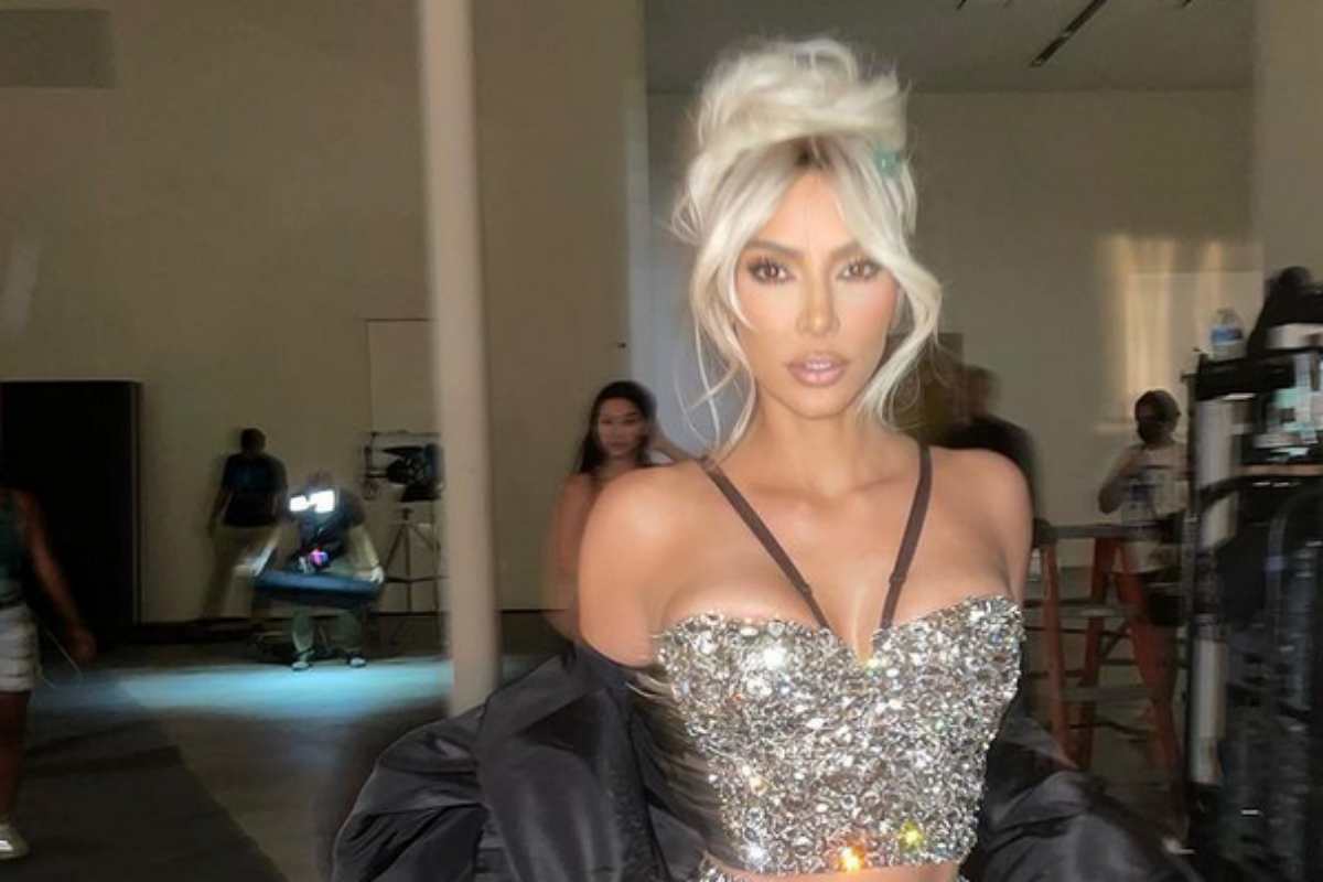 Kim Kardashian de top brilhante