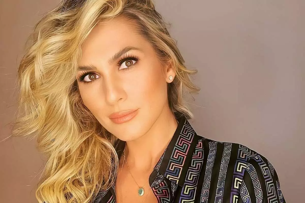 Lívia Andrade posa em fazenda com vestido provocante - OFuxico