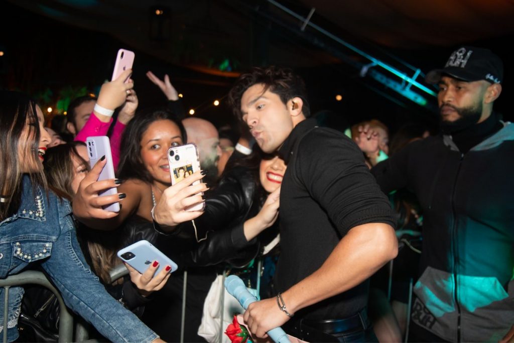 Luan Santana posa para selfie com fãs e manda beijinho