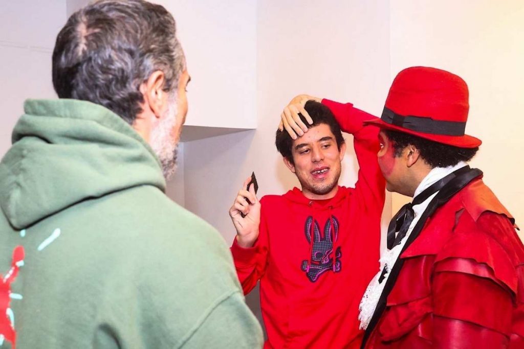 Marcos Mion e Romeu posando para foto com Robson Nunes nos bastidores do musical "A Pequena Sereia", em São Paulo