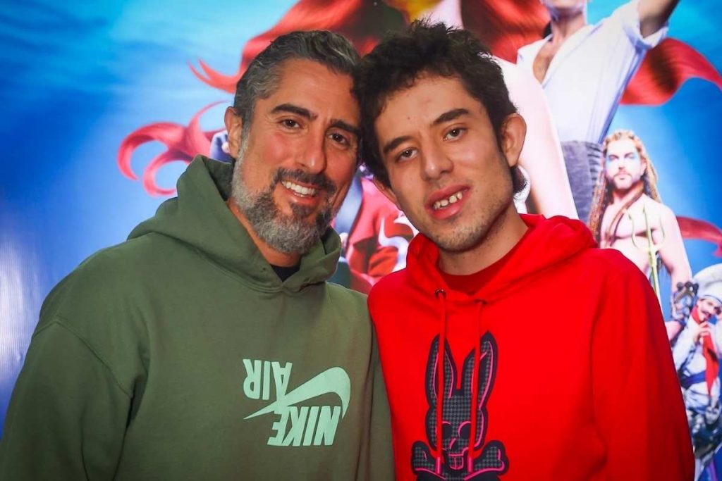 Marcos Mion e Romeu posando para foto nos bastidores do musical "A Pequena Sereia", em São Paulo