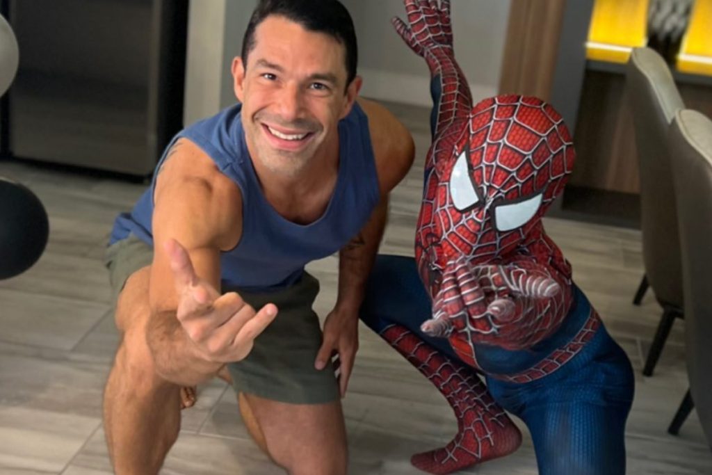 marcus buaiz brinca com homem-aranha