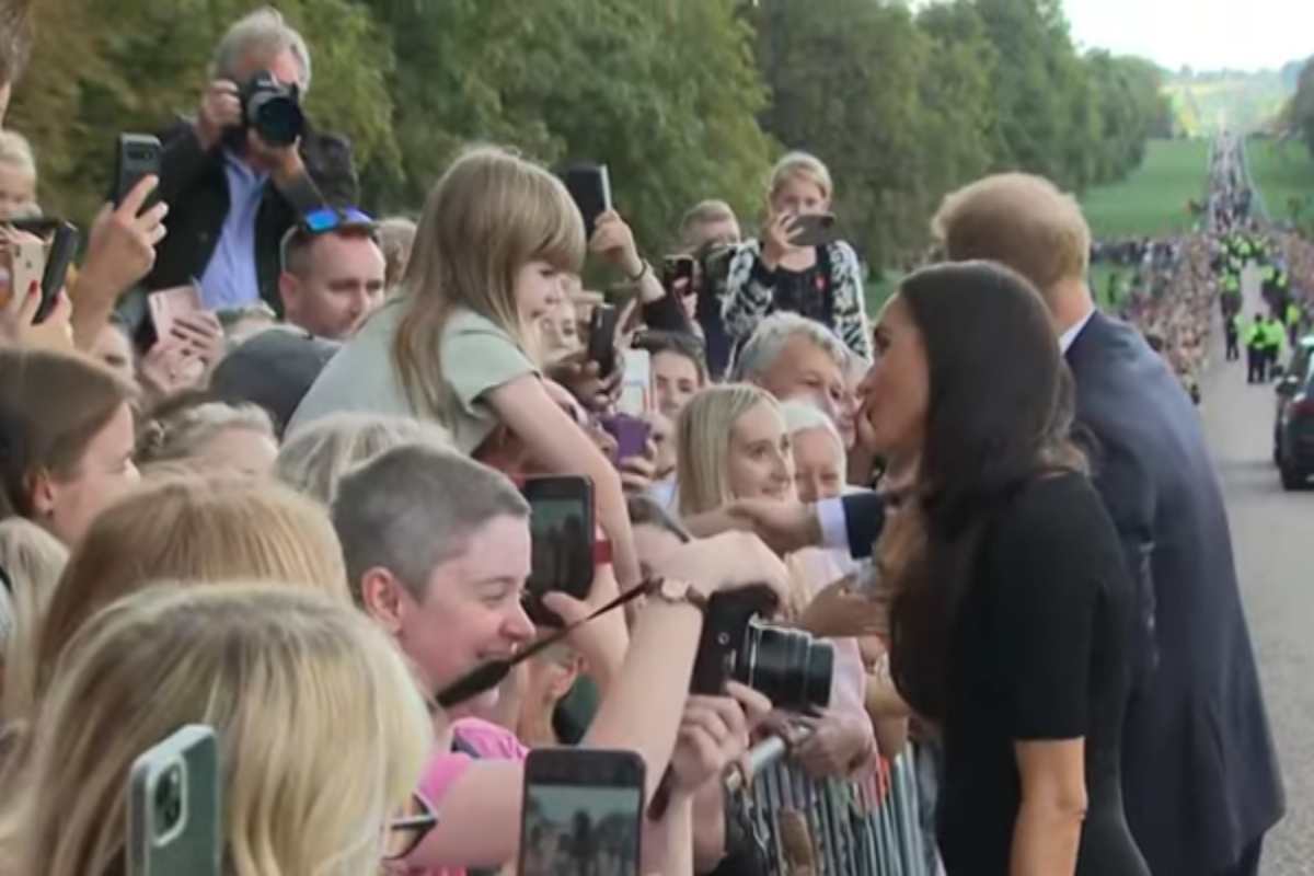 Meghan Markle, Príncipe Harry cvom a multidão em Windsor