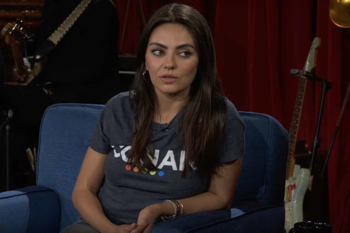 Mila Kunis em entrevista na TV