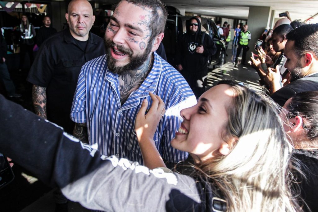 Post Malone atende fãs em aeroporto