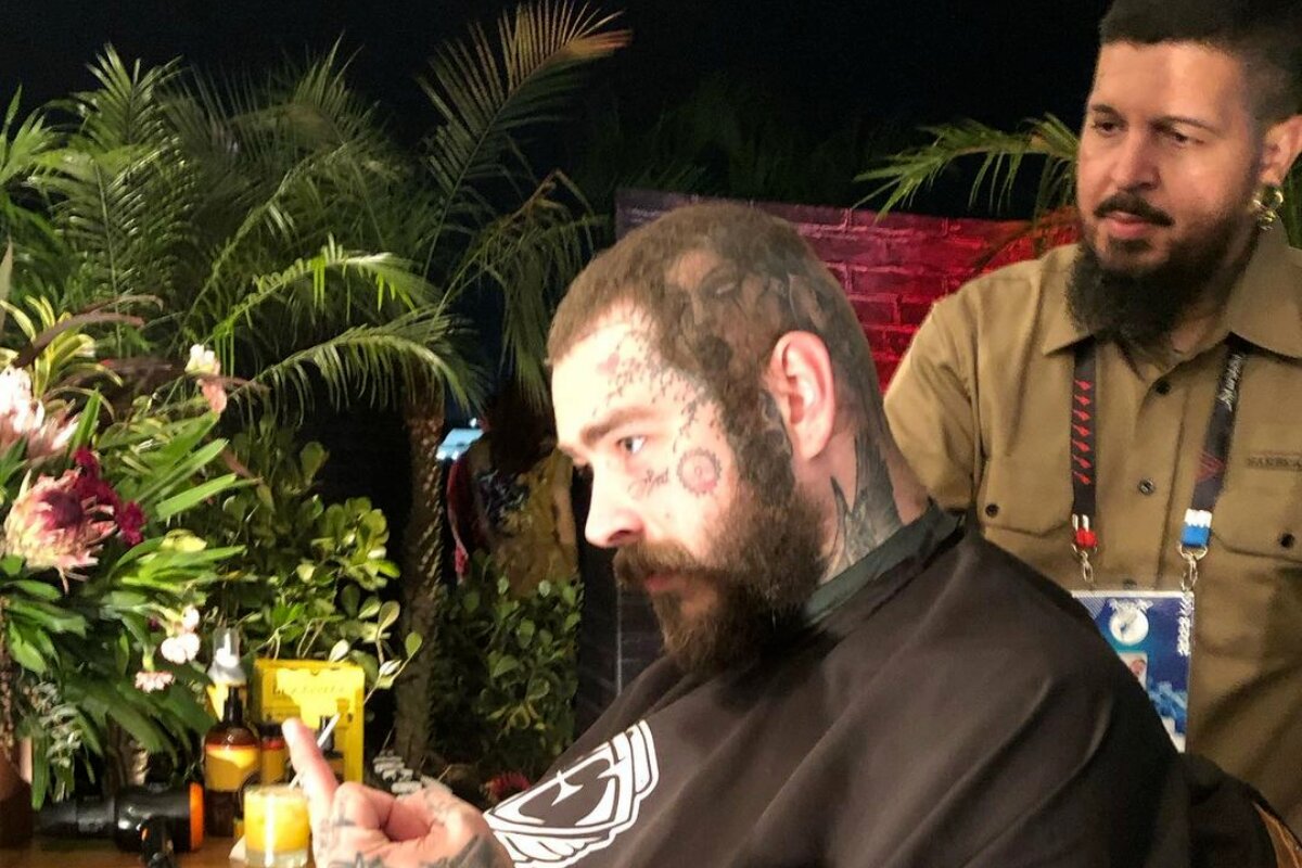 Pos Malone sentado na cadeira do barbeiro, cortando o cabelo