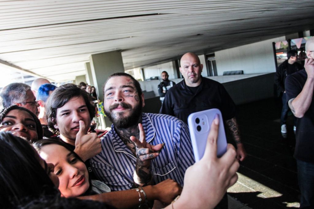 Post Malone atende fãs em aeroporto