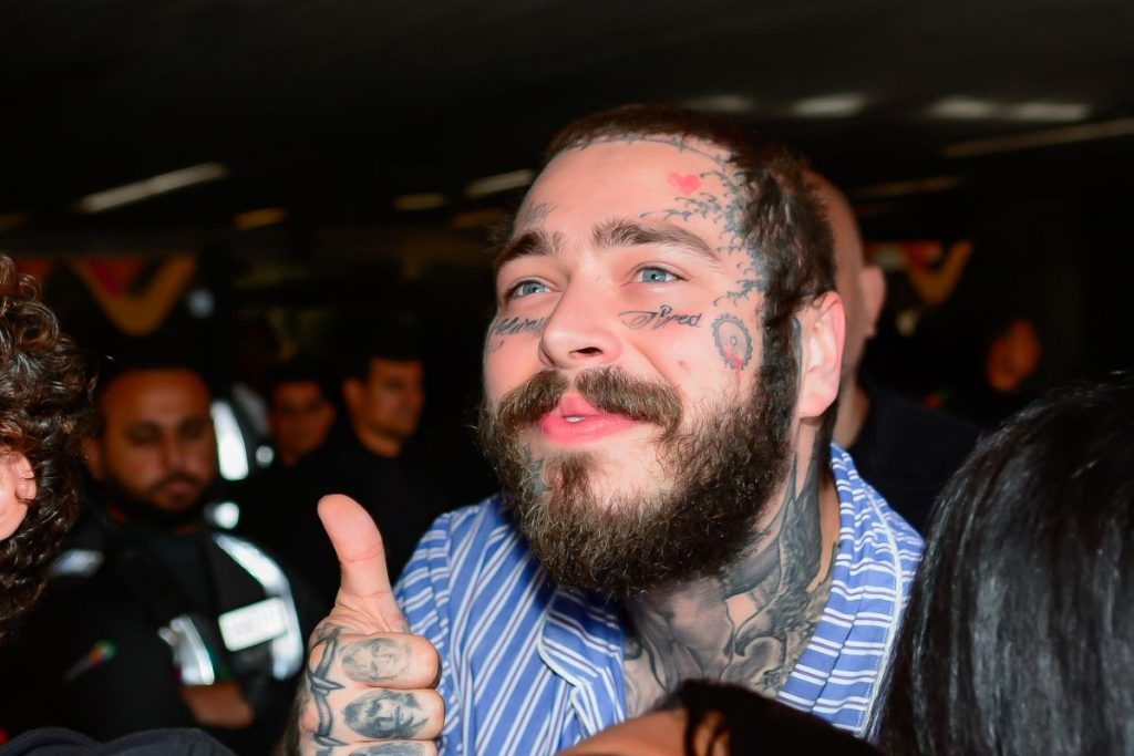 Post Malone atende fãs em aeroporto