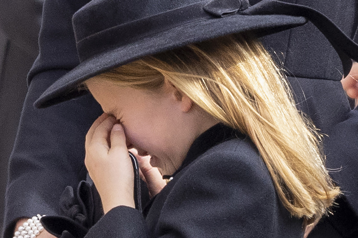 Princesa Charlotte chora no funeral da bisavó