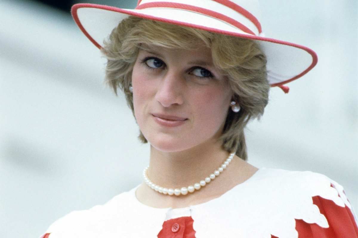 Princesa Diana - retrato - de chapeu